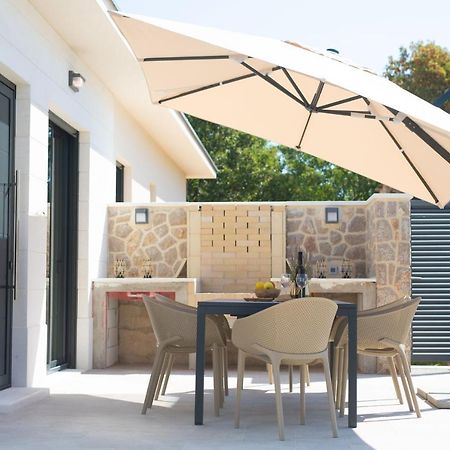 Villa Quarnaro With Heated Pool Omišalj Kültér fotó